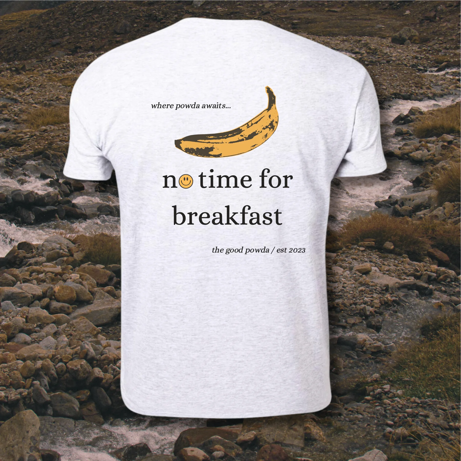 Camiseta No time for breakfast, espalda, sobre un río de piedras