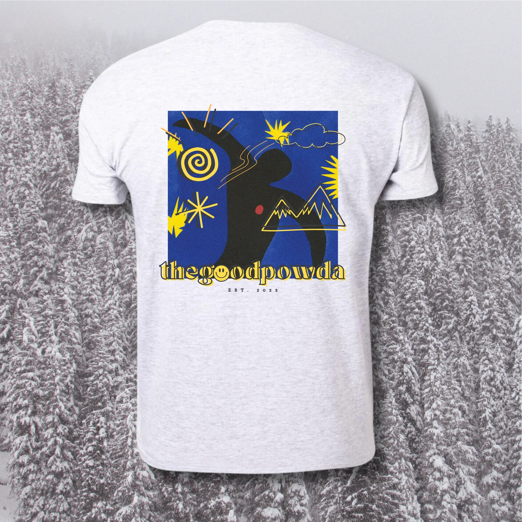 Camiseta con gráfica azul: una figura negra, sol en espiral y montañas, sobre un bosque nevado